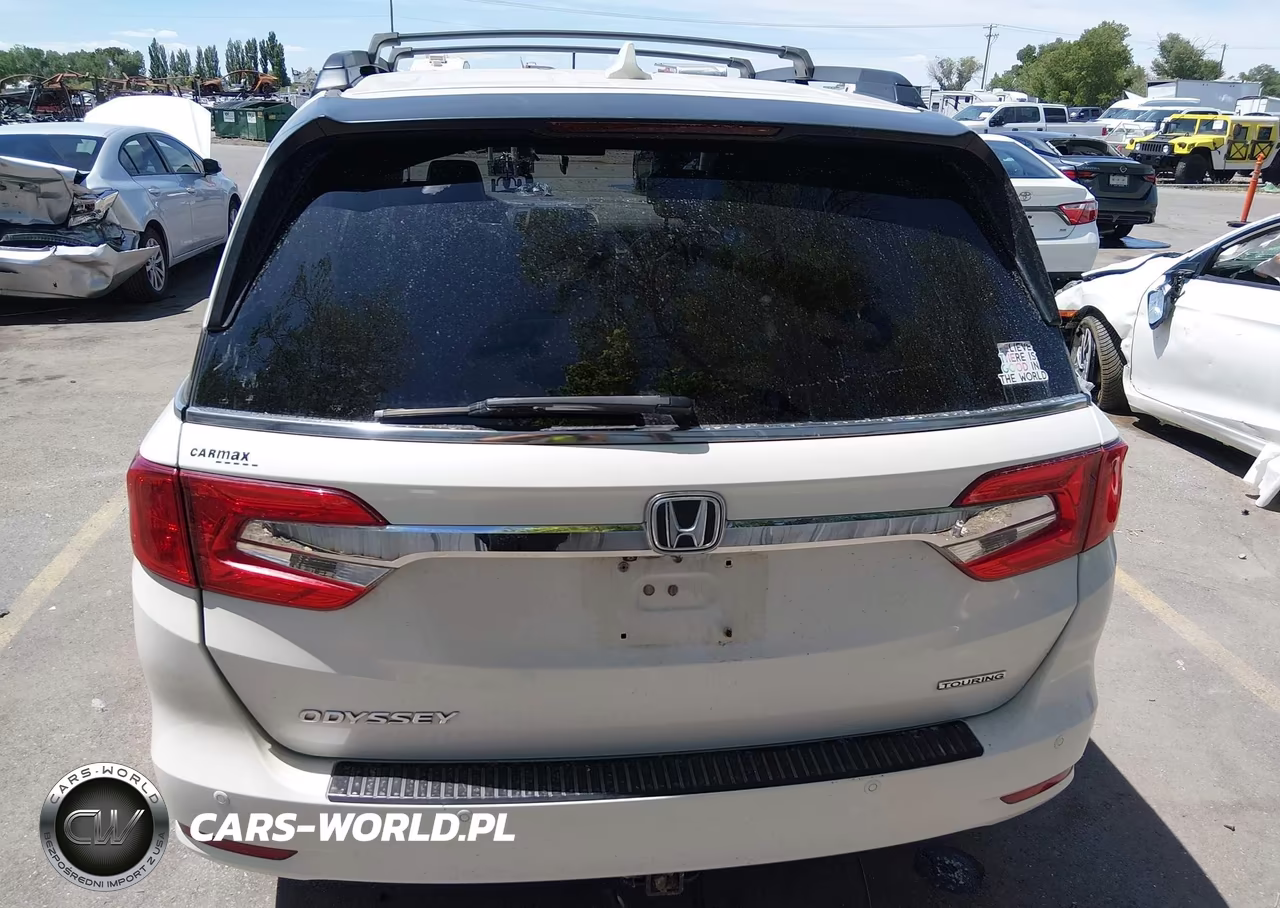 2018 Honda Odyssey Touring VIN:5FNRL6H86JB011650 - 16