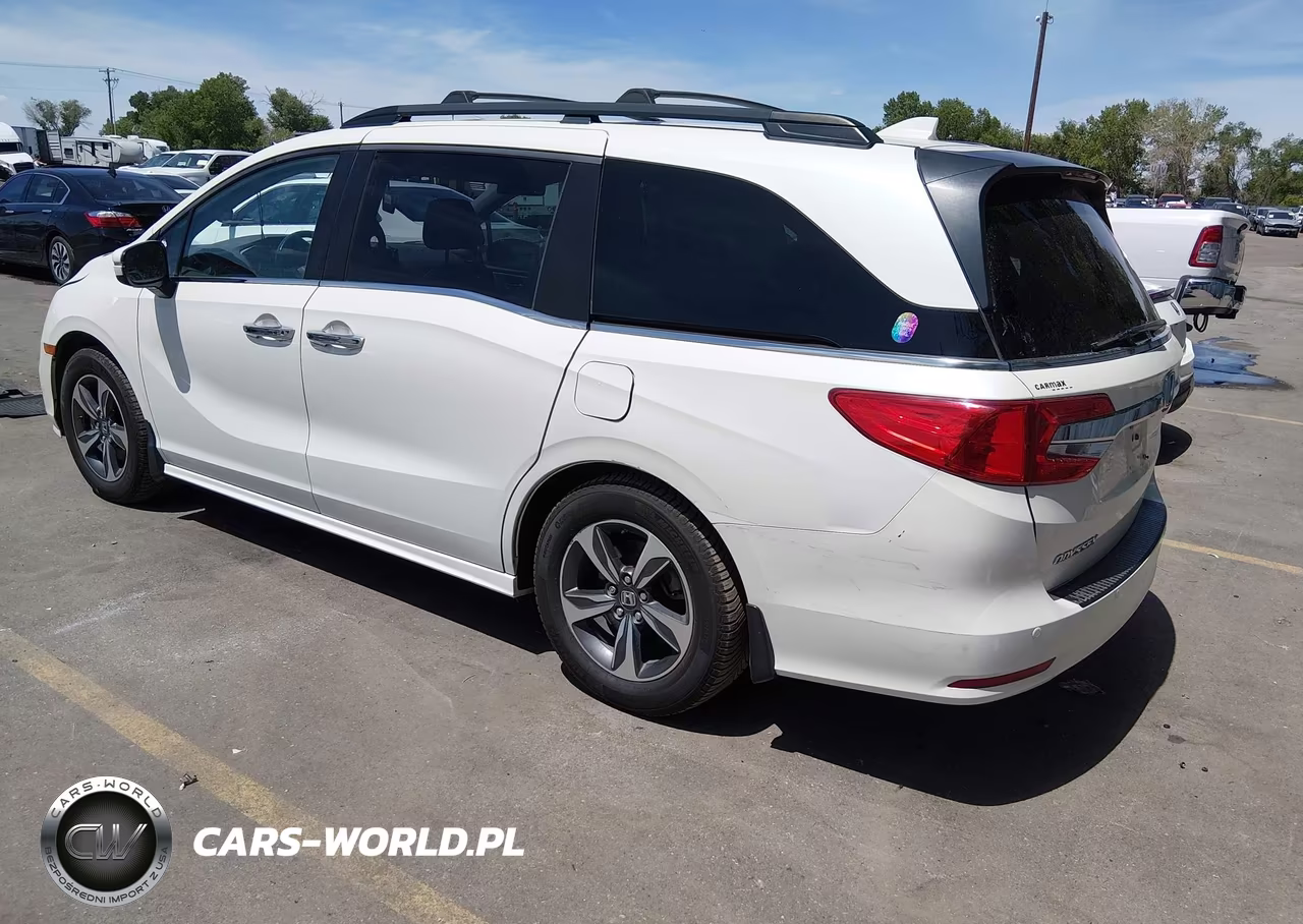 2018 Honda Odyssey Touring VIN:5FNRL6H86JB011650 - 3