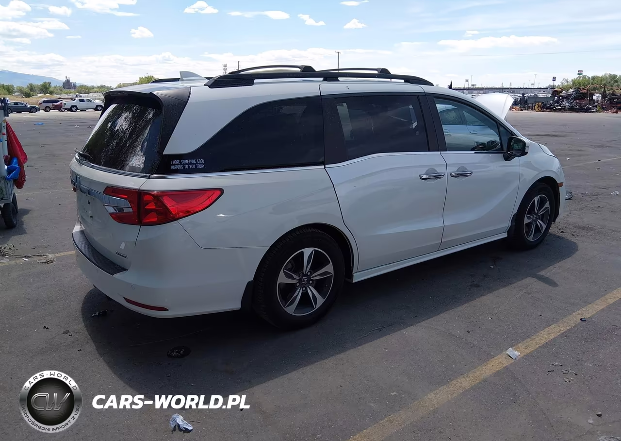 2018 Honda Odyssey Touring VIN:5FNRL6H86JB011650 - 4