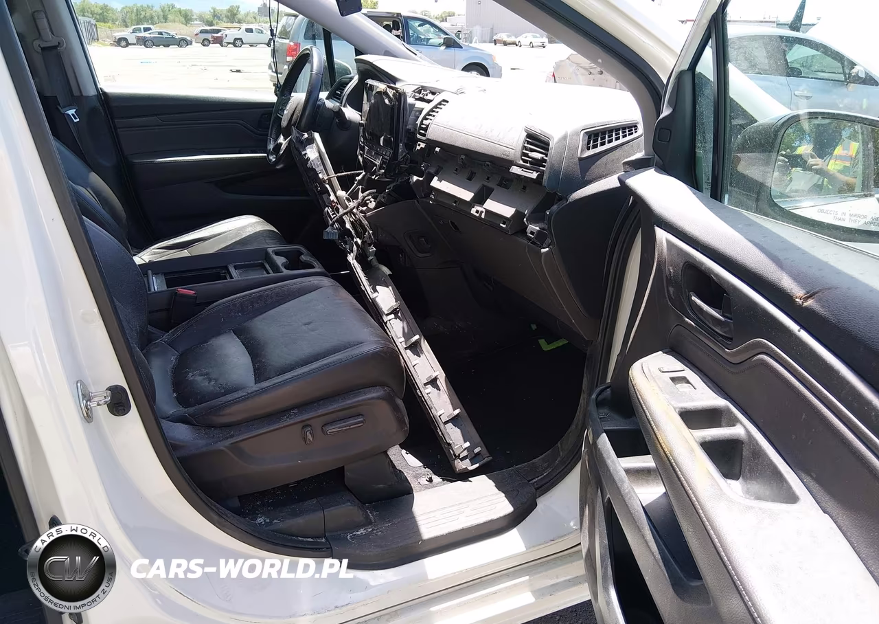 2018 Honda Odyssey Touring VIN:5FNRL6H86JB011650 - 5