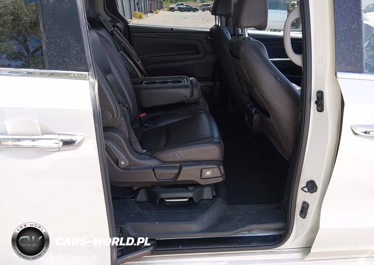 2018 Honda Odyssey Touring VIN:5FNRL6H86JB011650 - 8