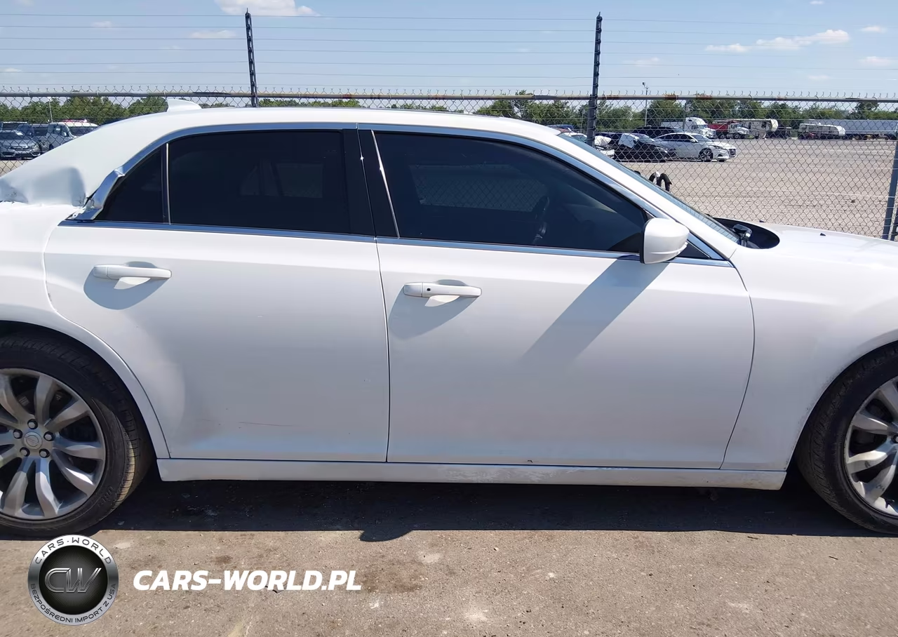 2018 Chrysler 300 Touring L VIN:2C3CCAAGXJH249588 - 13