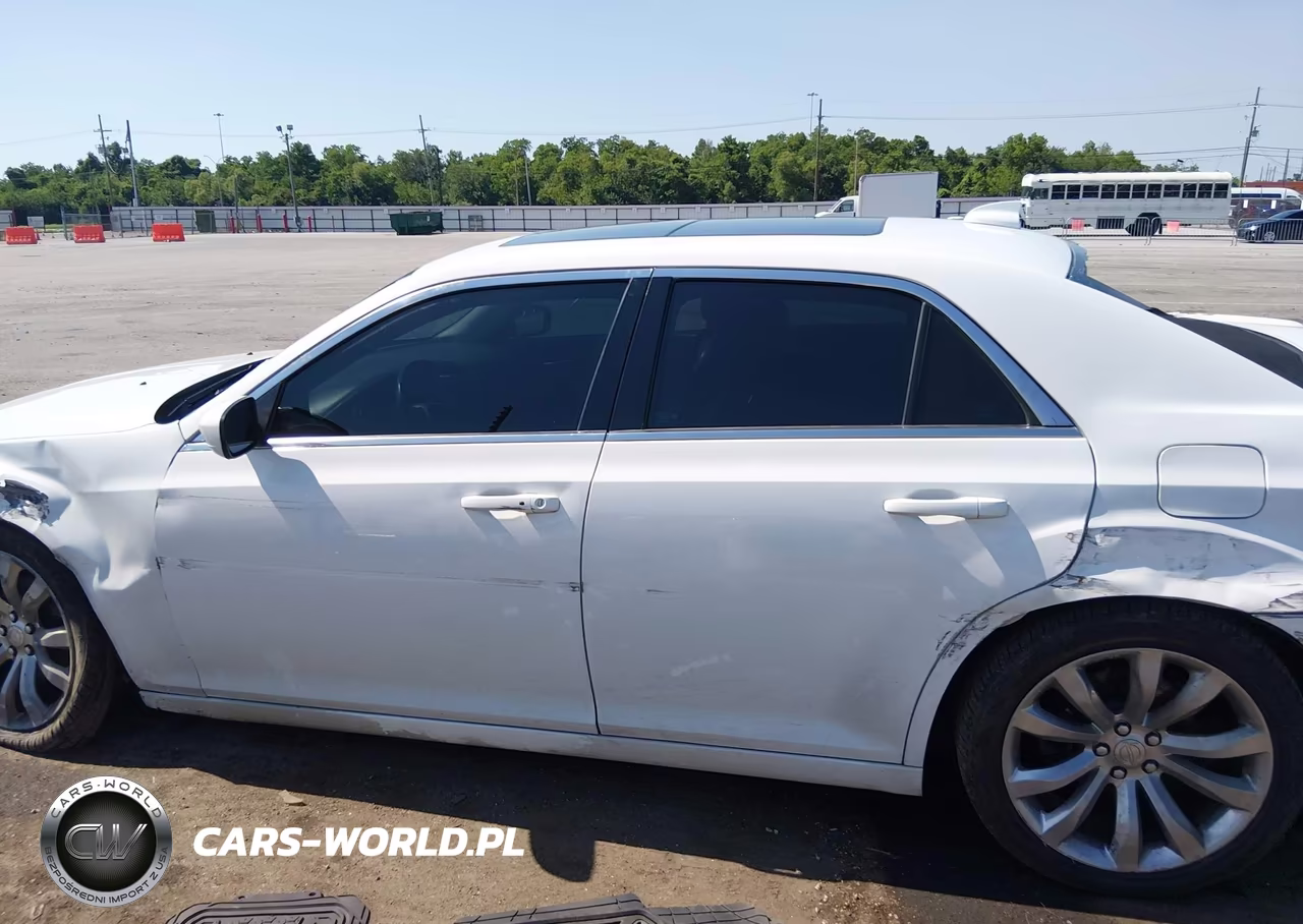 2018 Chrysler 300 Touring L VIN:2C3CCAAGXJH249588 - 14