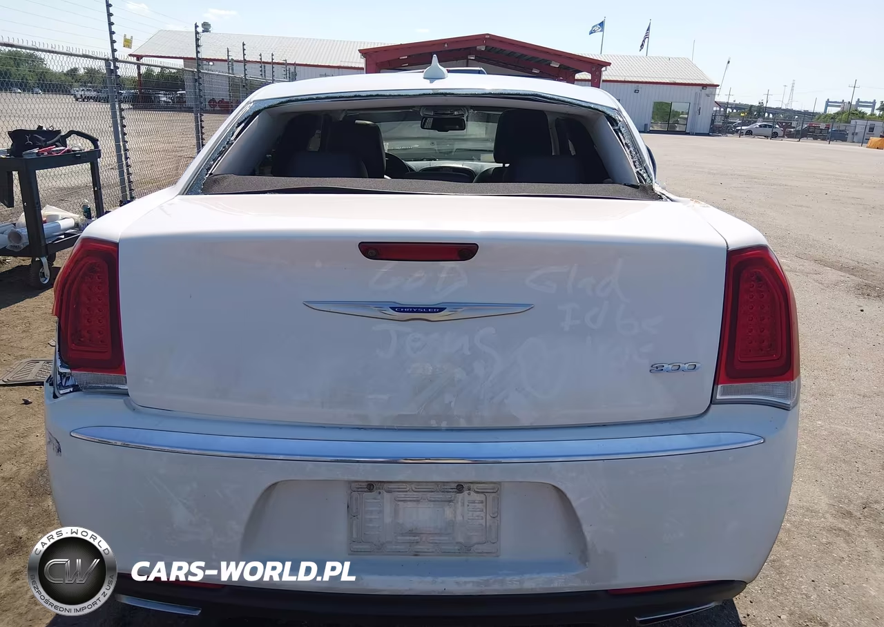 2018 Chrysler 300 Touring L VIN:2C3CCAAGXJH249588 - 16