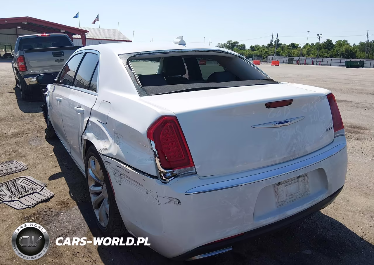 2018 Chrysler 300 Touring L VIN:2C3CCAAGXJH249588 - 3