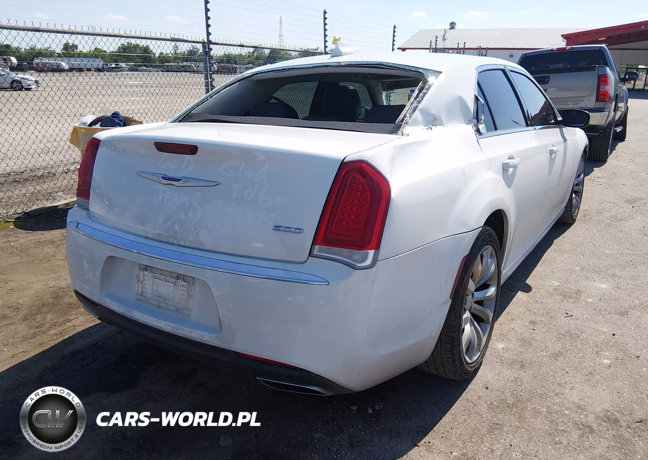 2018 Chrysler 300 Touring L VIN:2C3CCAAGXJH249588 - 4