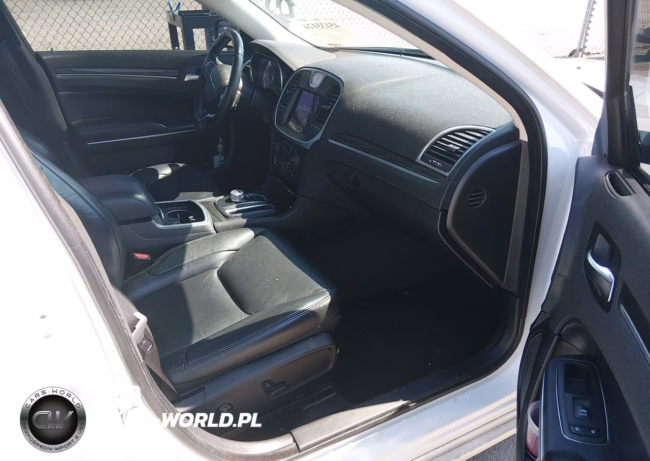 2018 Chrysler 300 Touring L VIN:2C3CCAAGXJH249588 - 5