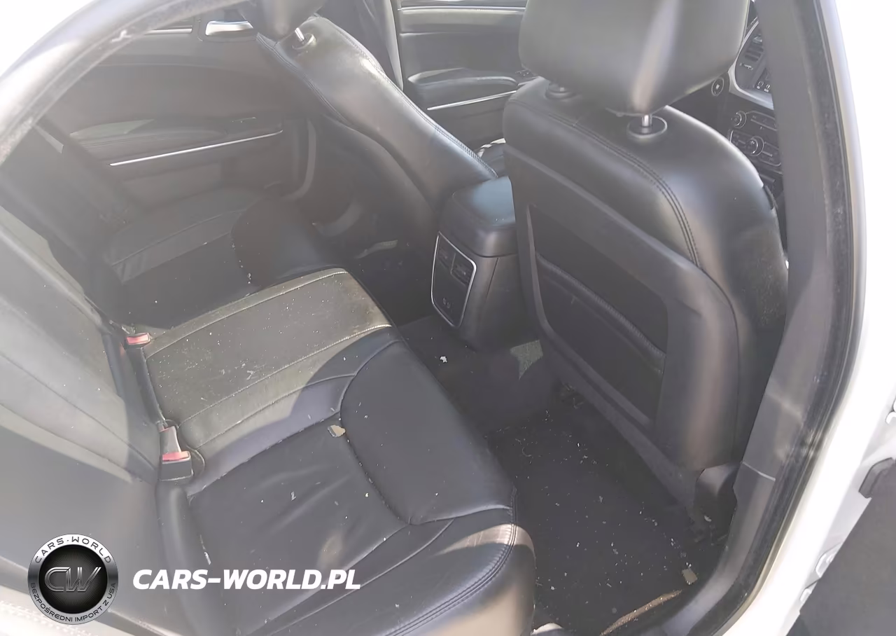 2018 Chrysler 300 Touring L VIN:2C3CCAAGXJH249588 - 8