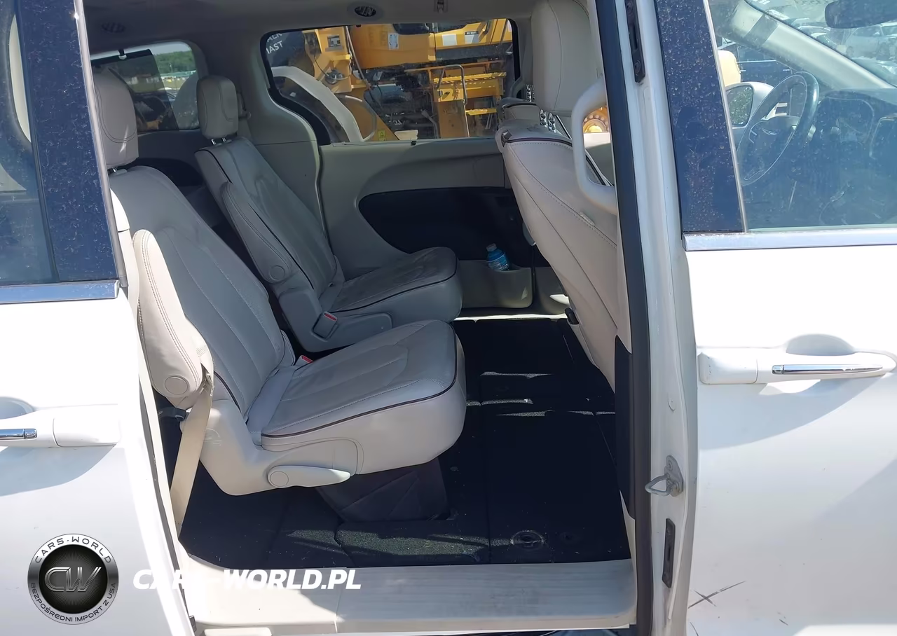 2018 Chrysler Pacifica Limited VIN:2C4RC1GG1JR103927 - 8