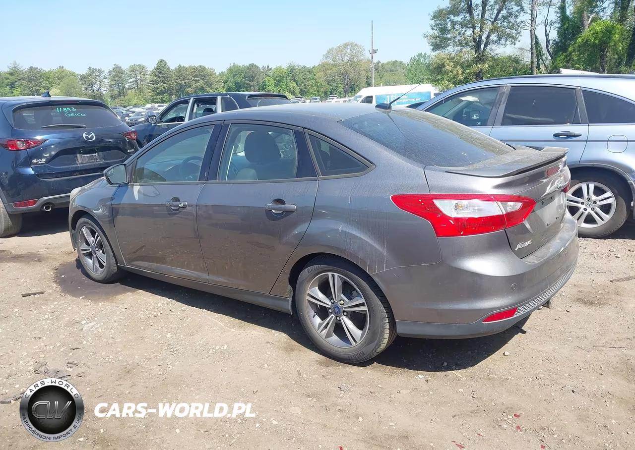 2014 Ford Focus Se VIN:1FADP3F22EL417137 - 3