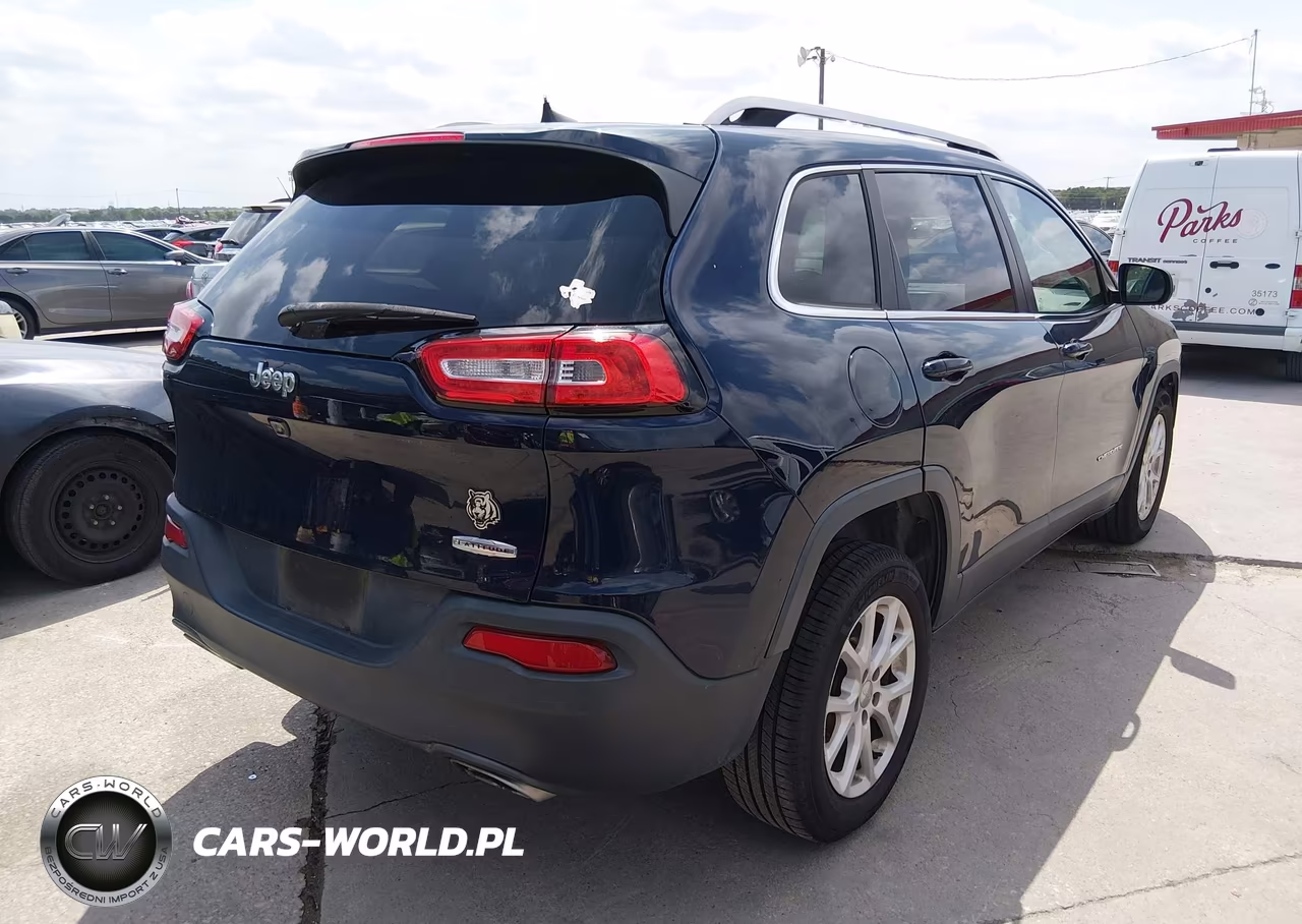2016 Jeep Cherokee Latitude VIN:1C4PJLCS2GW106807 - 4