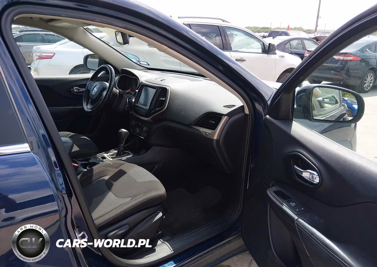 2016 Jeep Cherokee Latitude VIN:1C4PJLCS2GW106807 - 5