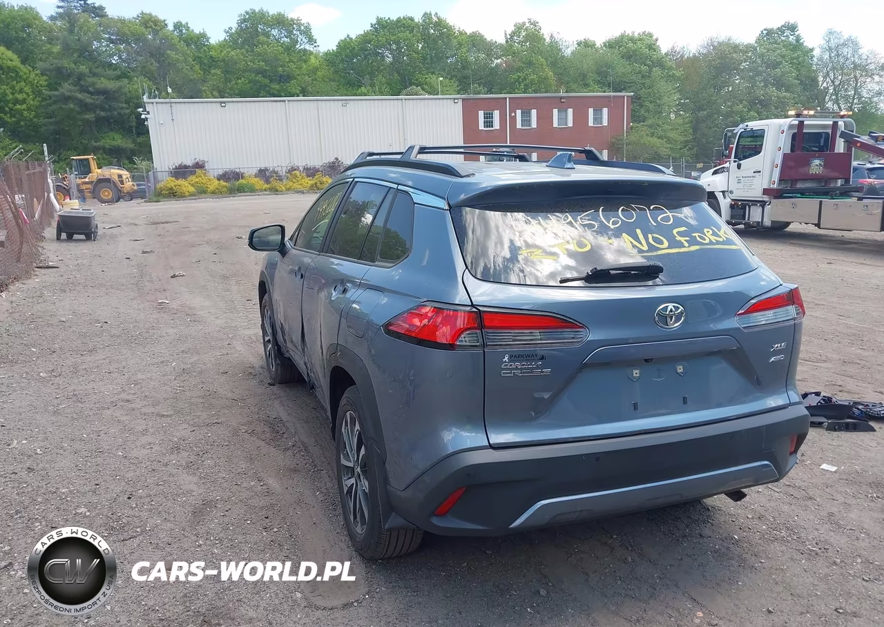 2022 Toyota Corolla Cross Xle VIN:7MUDAABG4NV033186 - 3