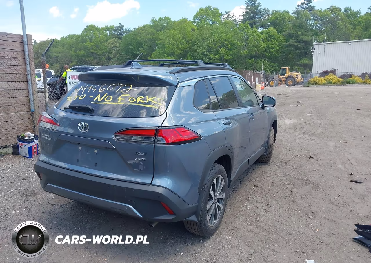 2022 Toyota Corolla Cross Xle VIN:7MUDAABG4NV033186 - 4