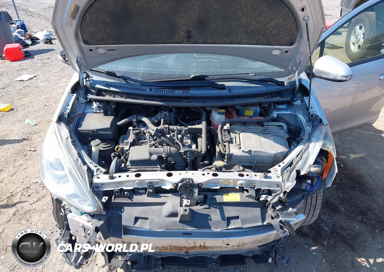 2015 Toyota Prius C Three VIN:JTDKDTB30F1087133 - 10