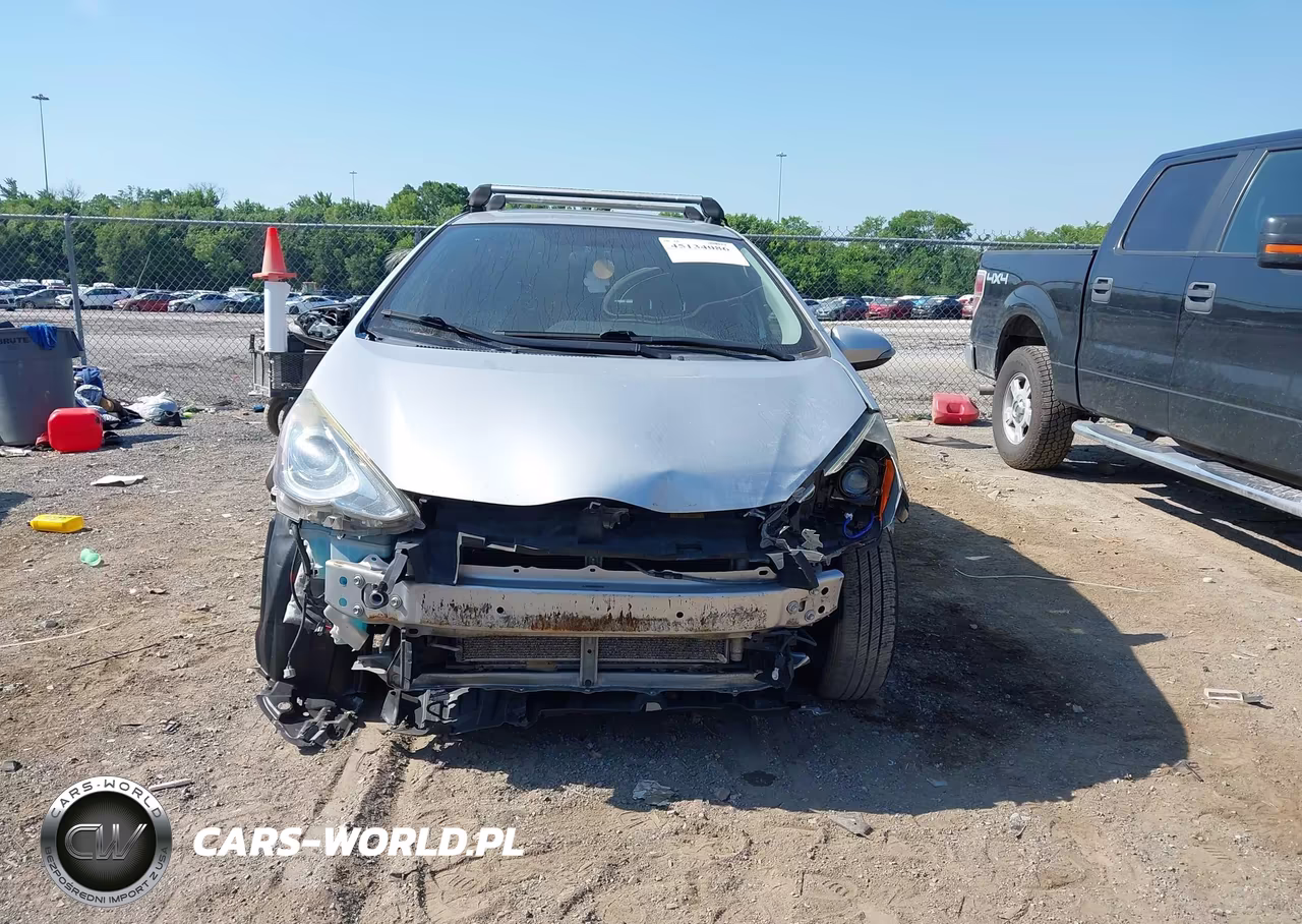 2015 Toyota Prius C Three VIN:JTDKDTB30F1087133 - 13