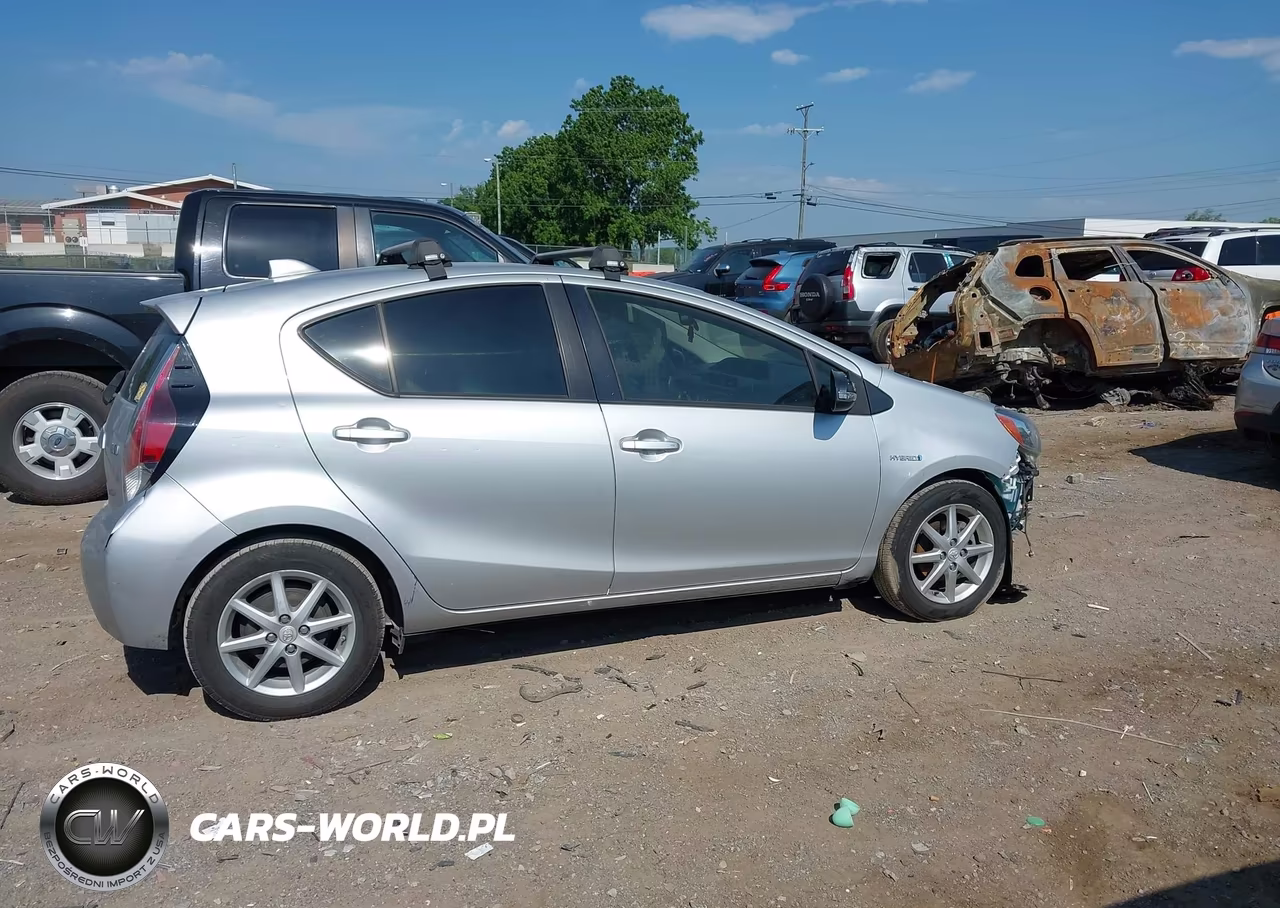 2015 Toyota Prius C Three VIN:JTDKDTB30F1087133 - 14
