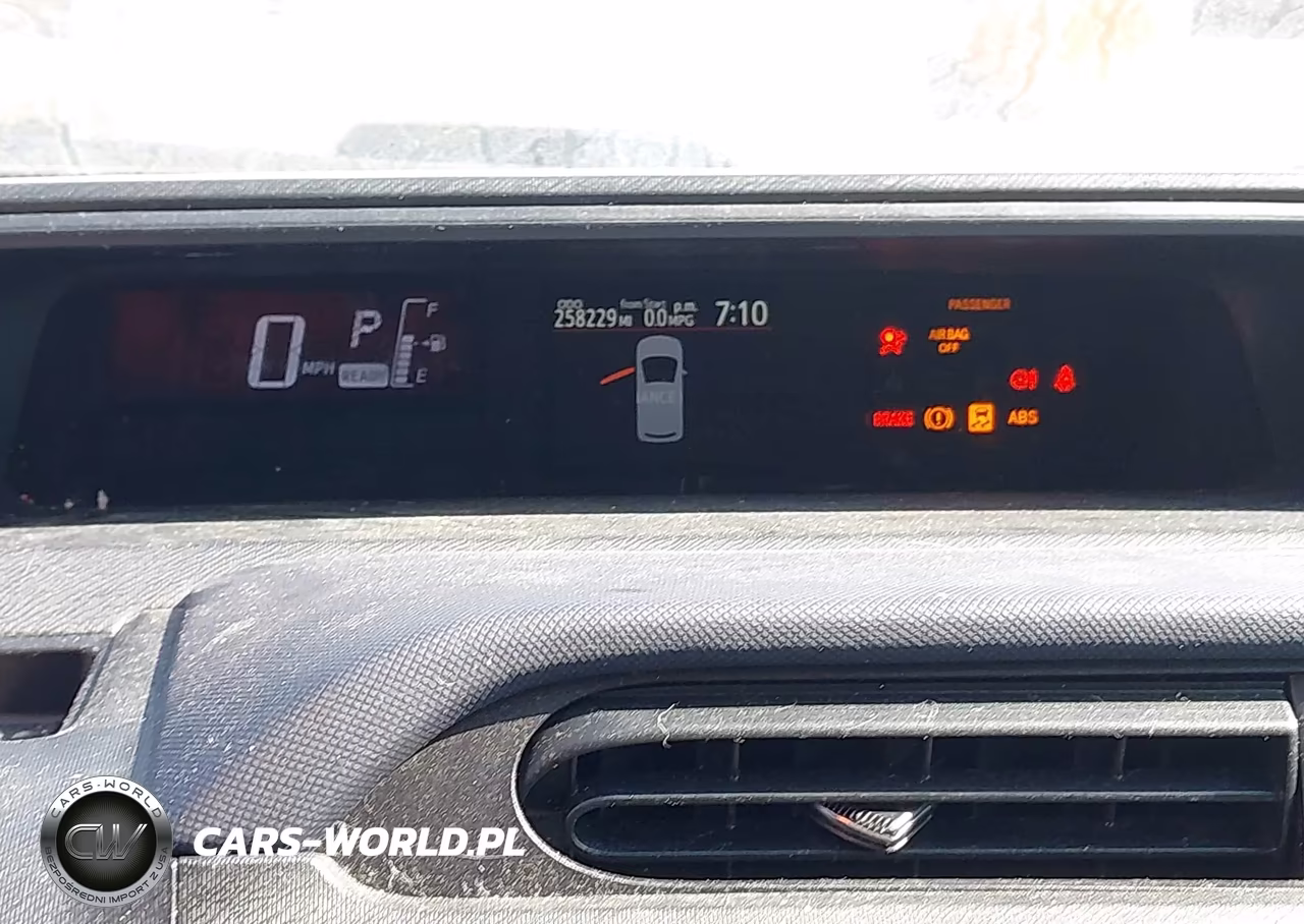 2015 Toyota Prius C Three VIN:JTDKDTB30F1087133 - 16