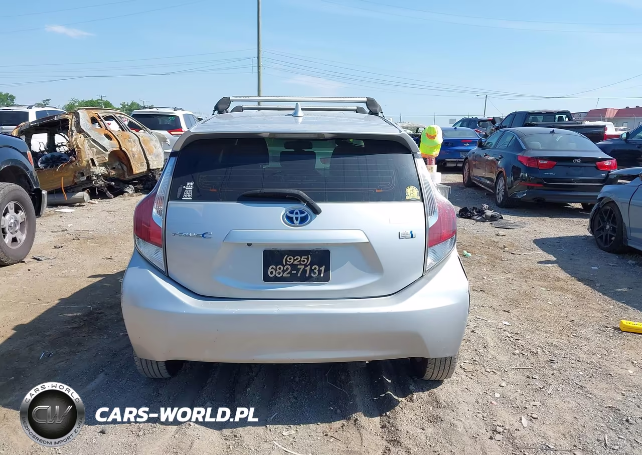2015 Toyota Prius C Three VIN:JTDKDTB30F1087133 - 17