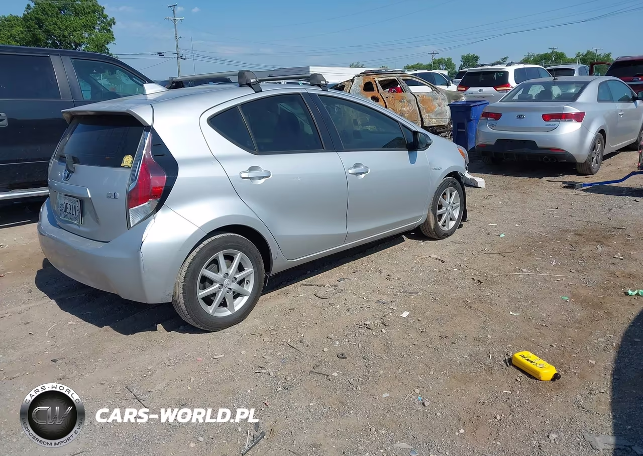 2015 Toyota Prius C Three VIN:JTDKDTB30F1087133 - 4