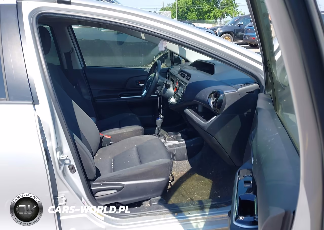2015 Toyota Prius C Three VIN:JTDKDTB30F1087133 - 5