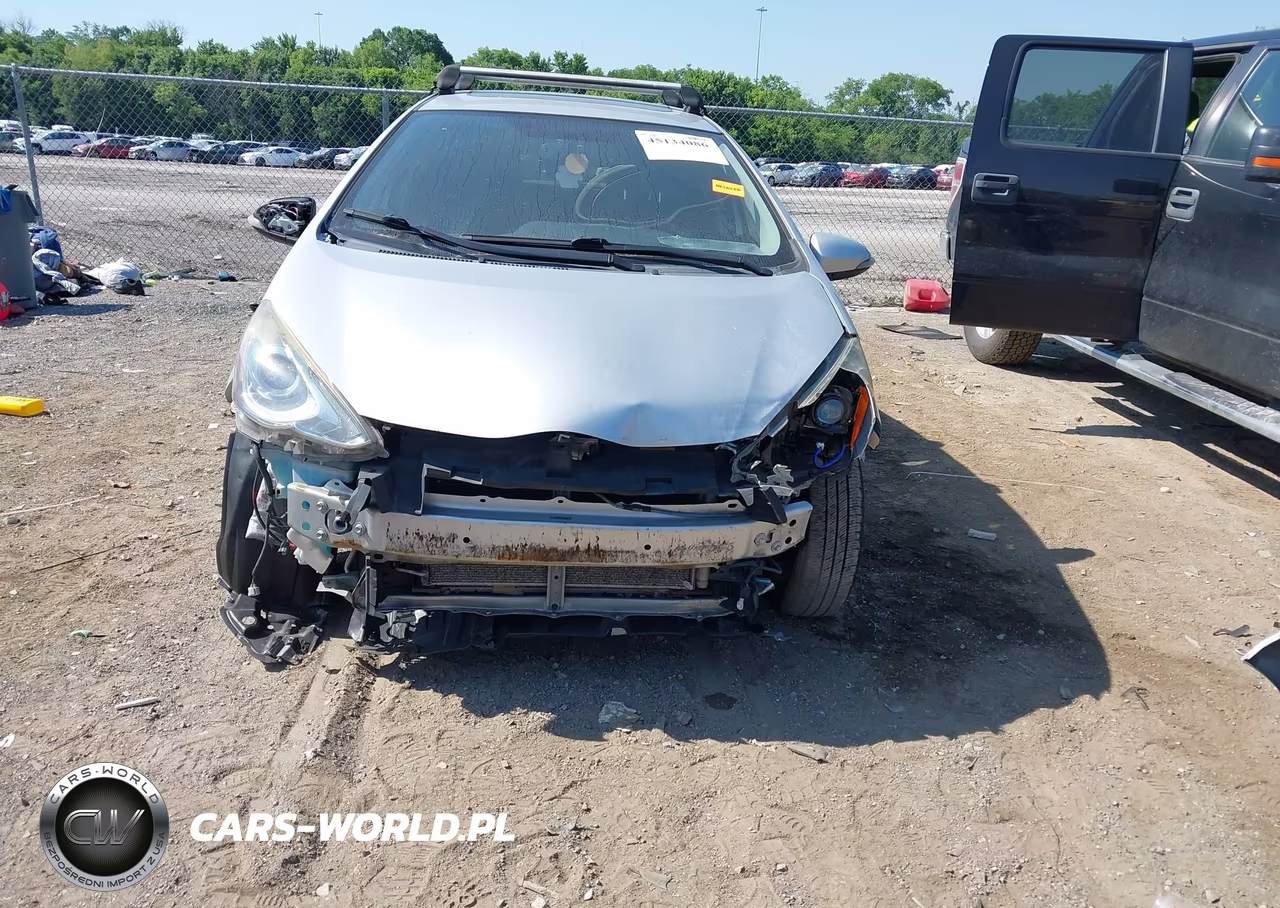 2015 Toyota Prius C Three VIN:JTDKDTB30F1087133 - 6