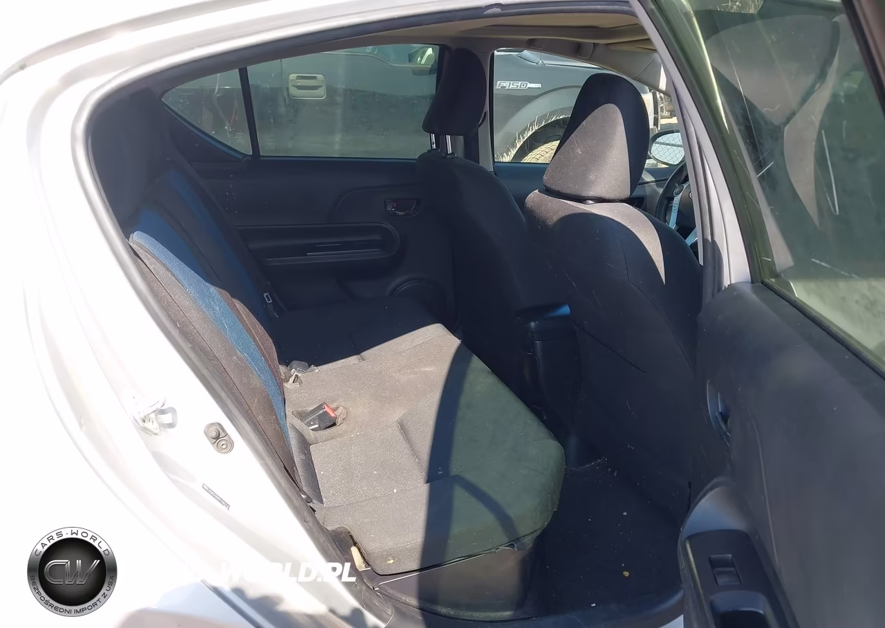 2015 Toyota Prius C Three VIN:JTDKDTB30F1087133 - 8