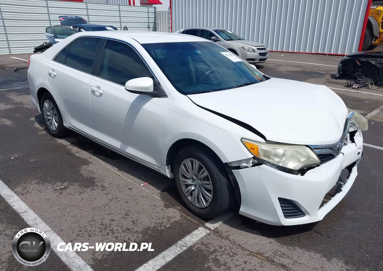 2013 Toyota Camry Le – zdjęcie 1 z 16