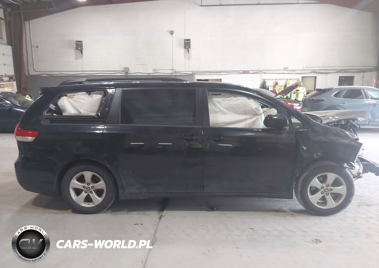 2018 Toyota Sienna Le 8 Passenger VIN:5TDKZ3DC1JS944456 - 12
