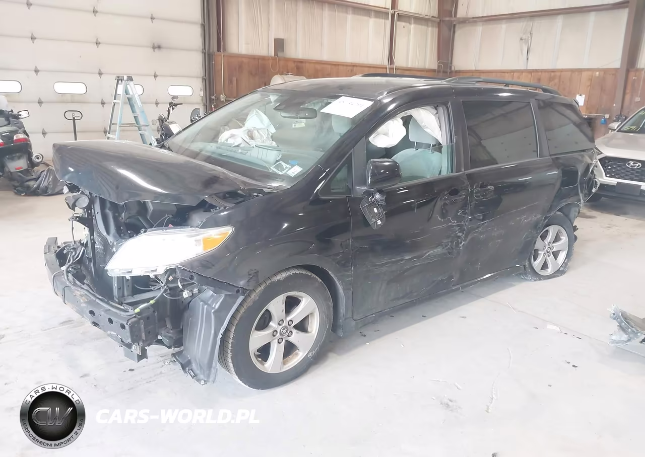 2018 Toyota Sienna Le 8 Passenger VIN:5TDKZ3DC1JS944456 - 2