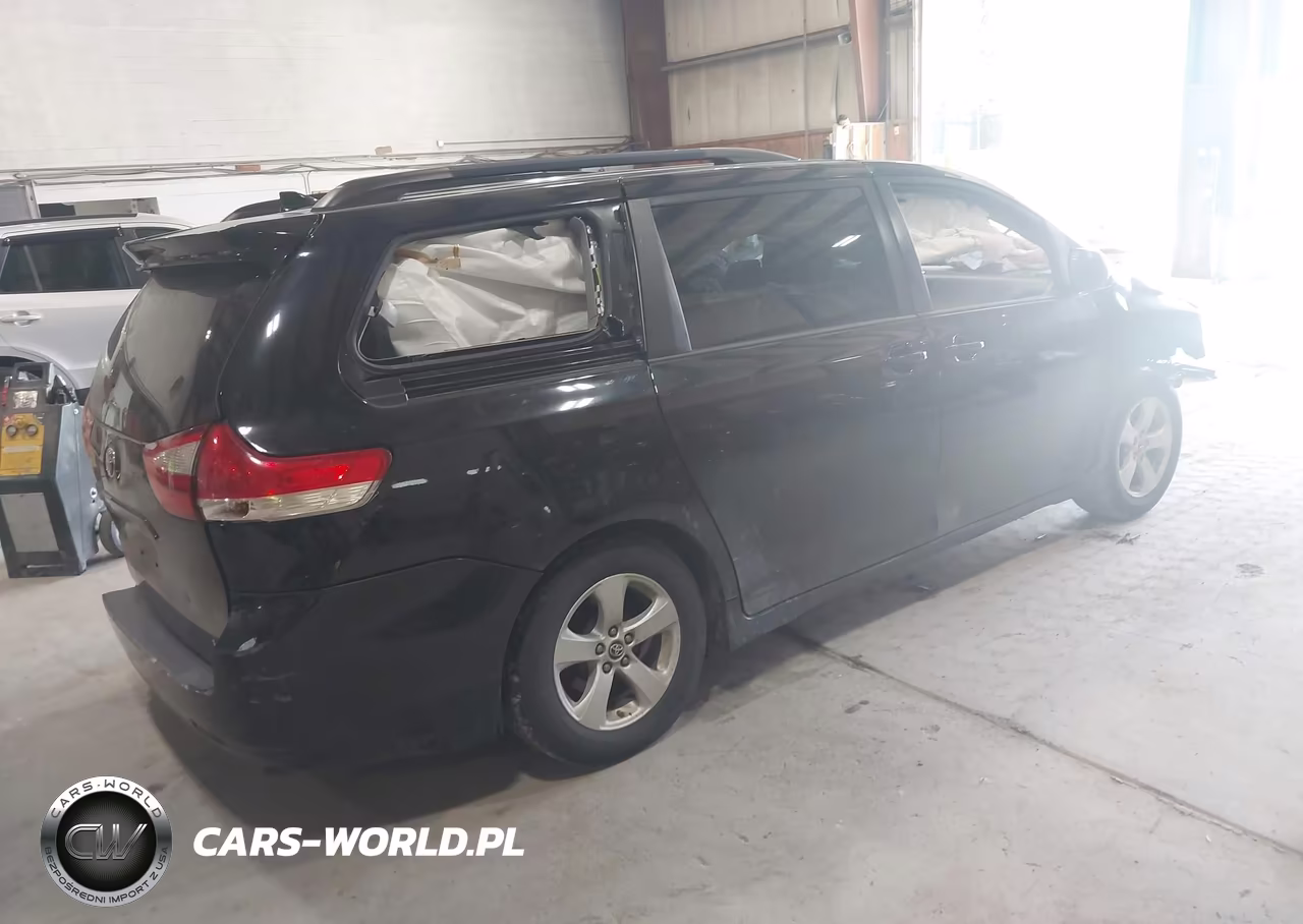 2018 Toyota Sienna Le 8 Passenger VIN:5TDKZ3DC1JS944456 - 4
