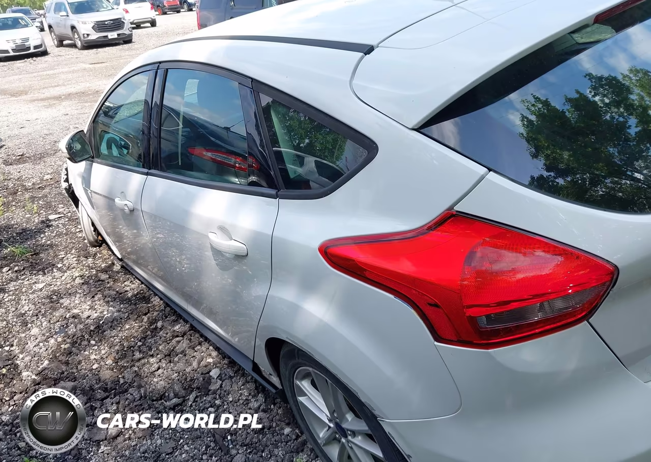 2015 Ford Focus Se VIN:1FADP3K28FL224238 - 3