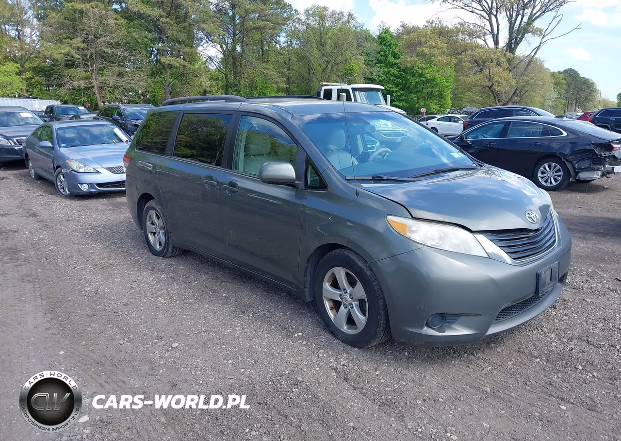 2013 Toyota Sienna Le V6 8 Passenger