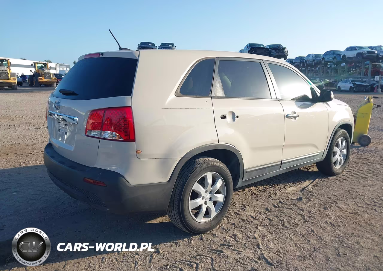 2011 Kia Sorento Lx VIN:5XYKT3A14BG040975 - 4