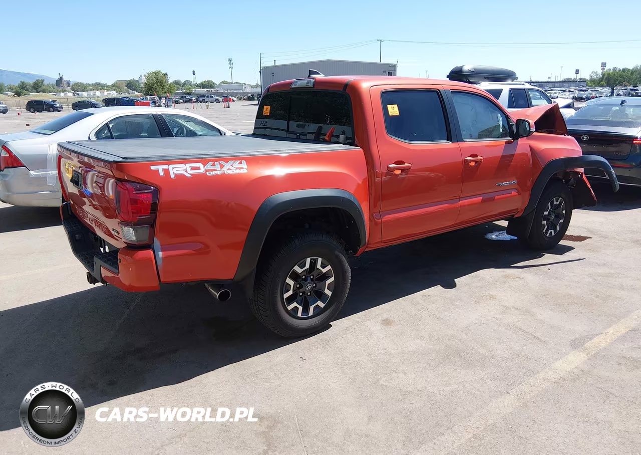 2018 Toyota Tacoma Trd Off Road VIN:5TFCZ5AN3JX123326 - 4