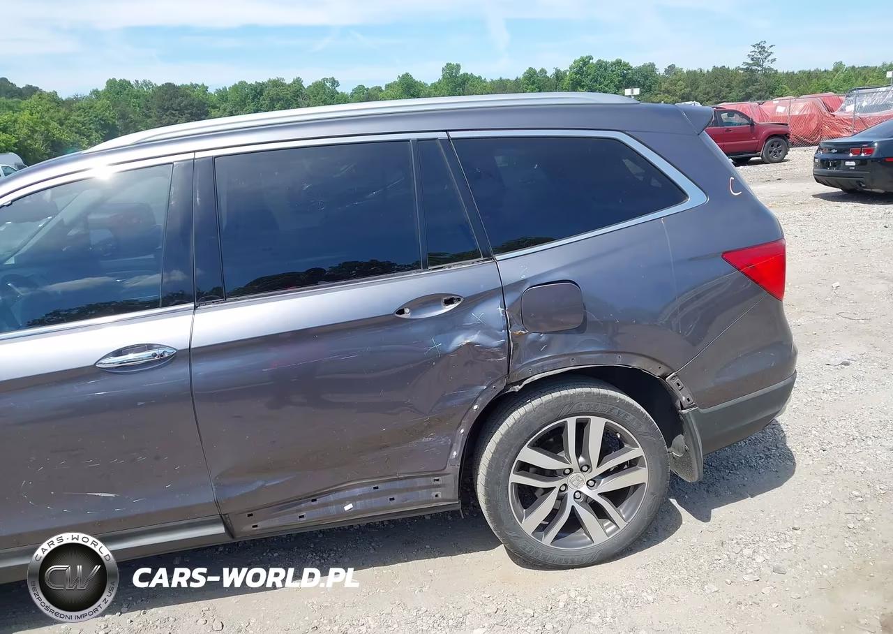 2017 Honda Pilot Touring VIN:5FNYF5H90HB013829 - 6