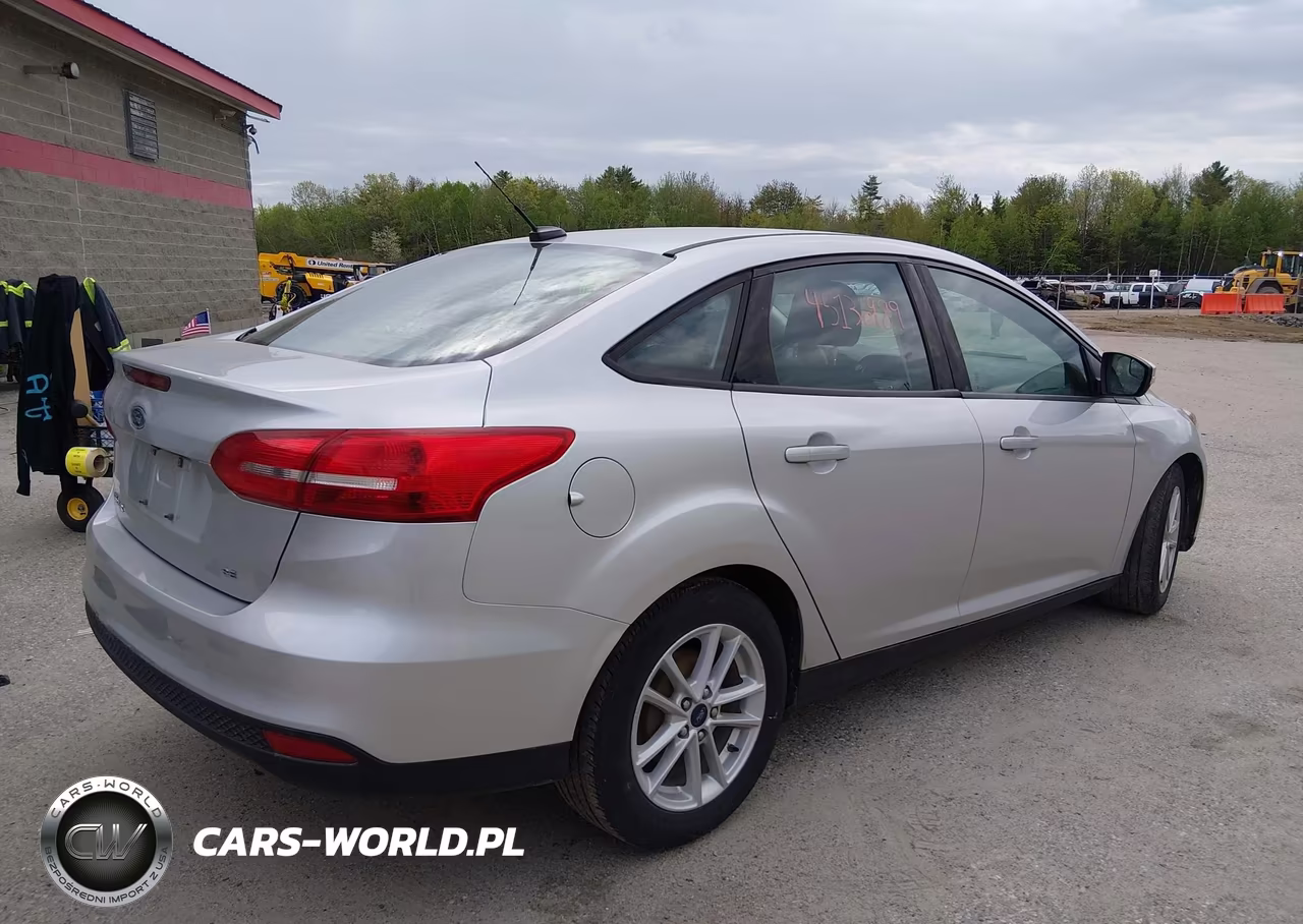 2017 Ford Focus Se VIN:1FADP3F2XHL330445 - 4