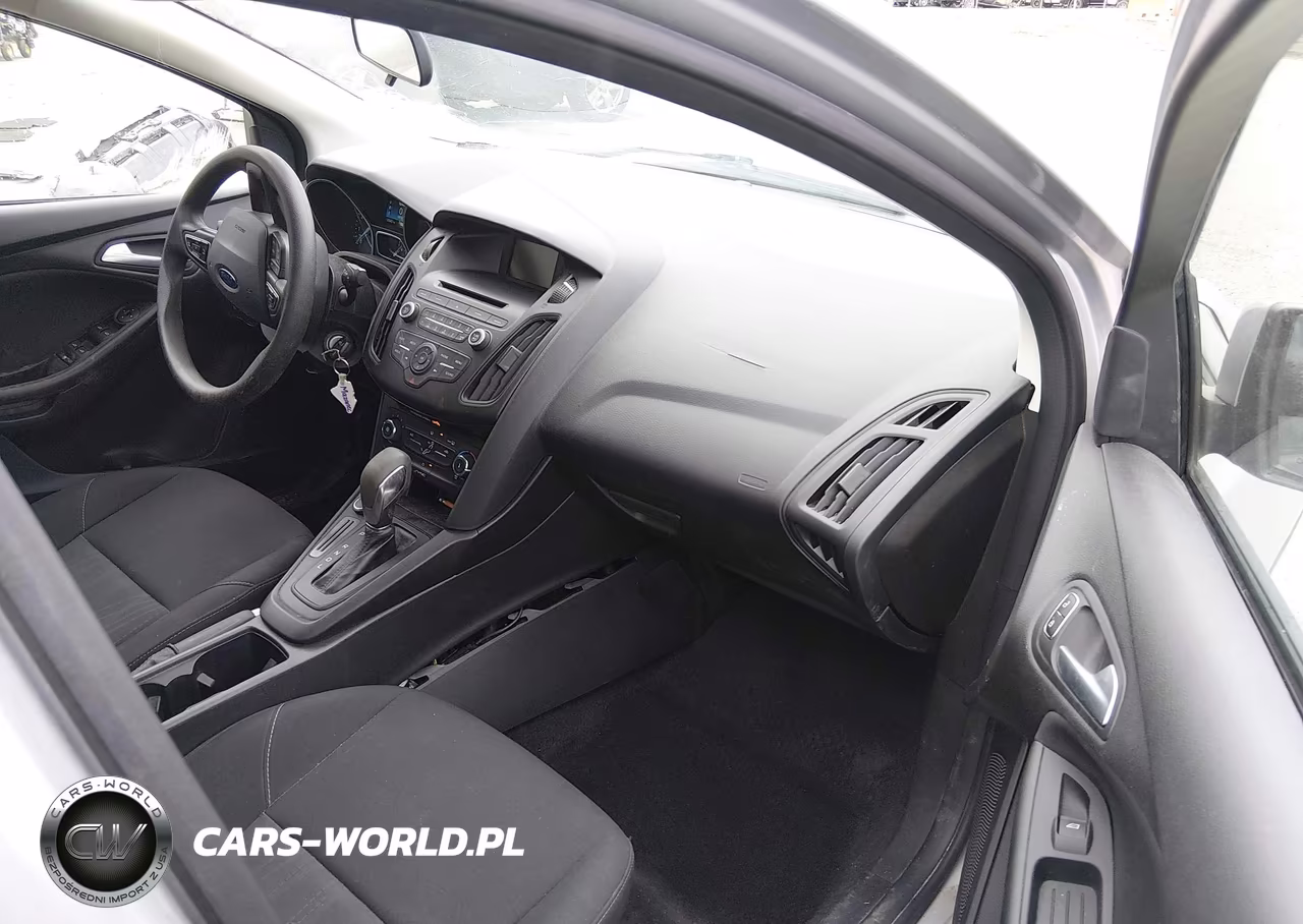 2017 Ford Focus Se VIN:1FADP3F2XHL330445 - 5