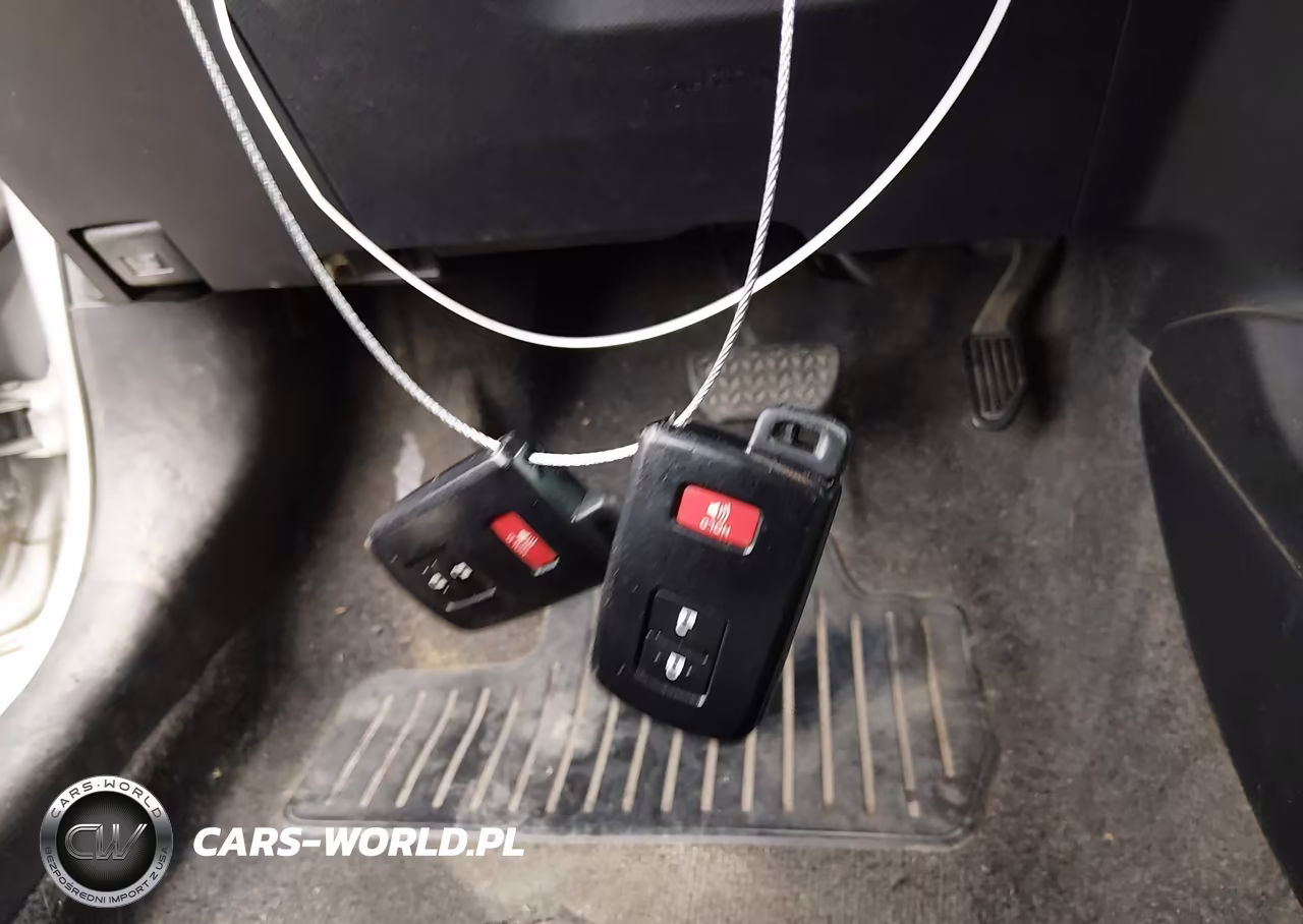 2015 Toyota Prius C Three VIN:JTDKDTB3XF1581080 - 11