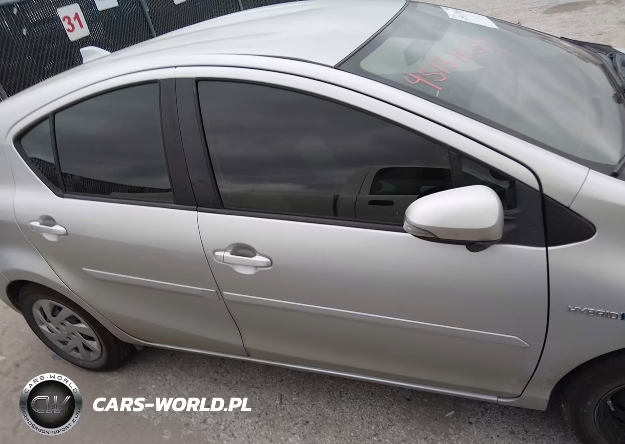 2015 Toyota Prius C Three VIN:JTDKDTB3XF1581080 - 13