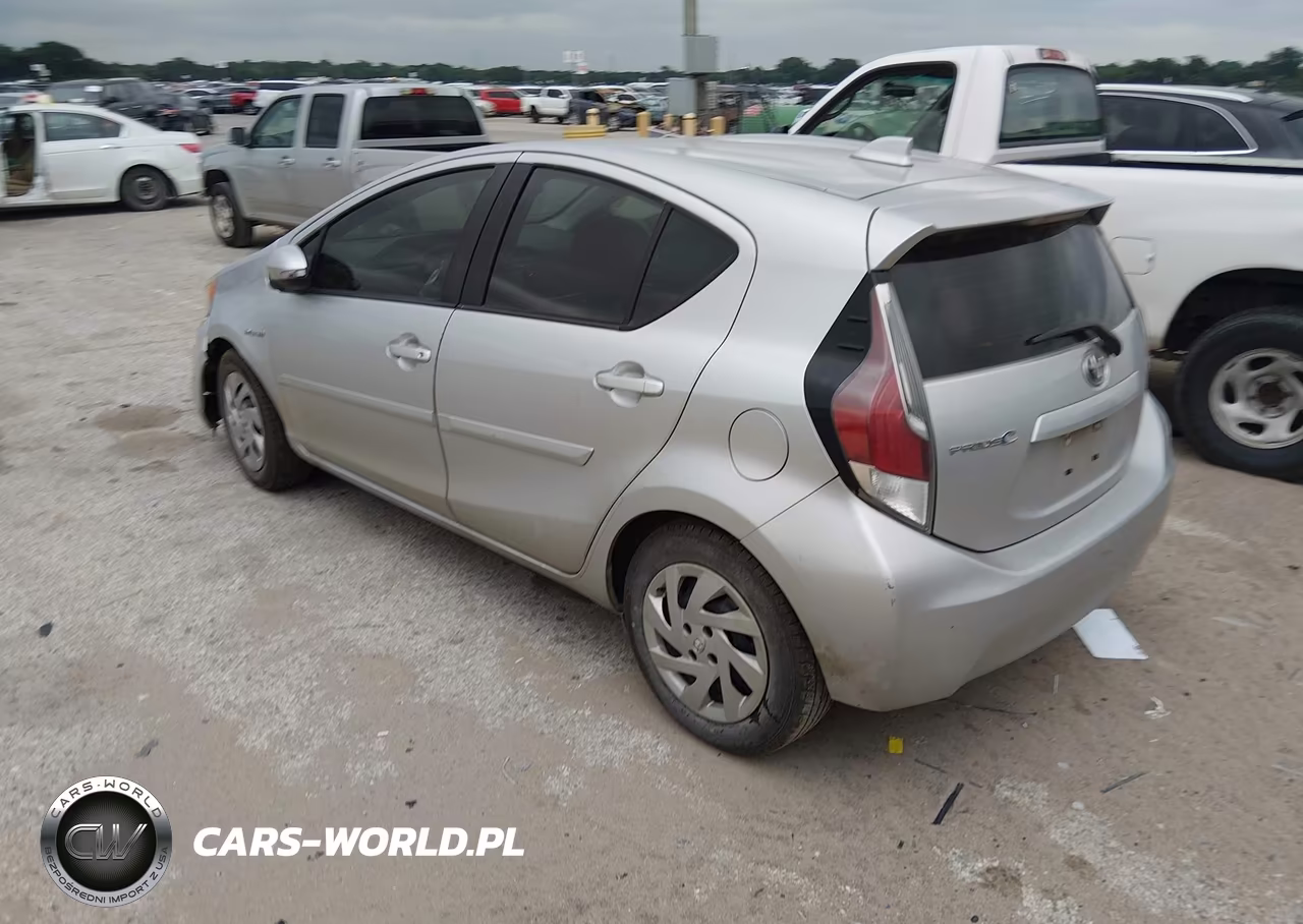 2015 Toyota Prius C Three VIN:JTDKDTB3XF1581080 - 3