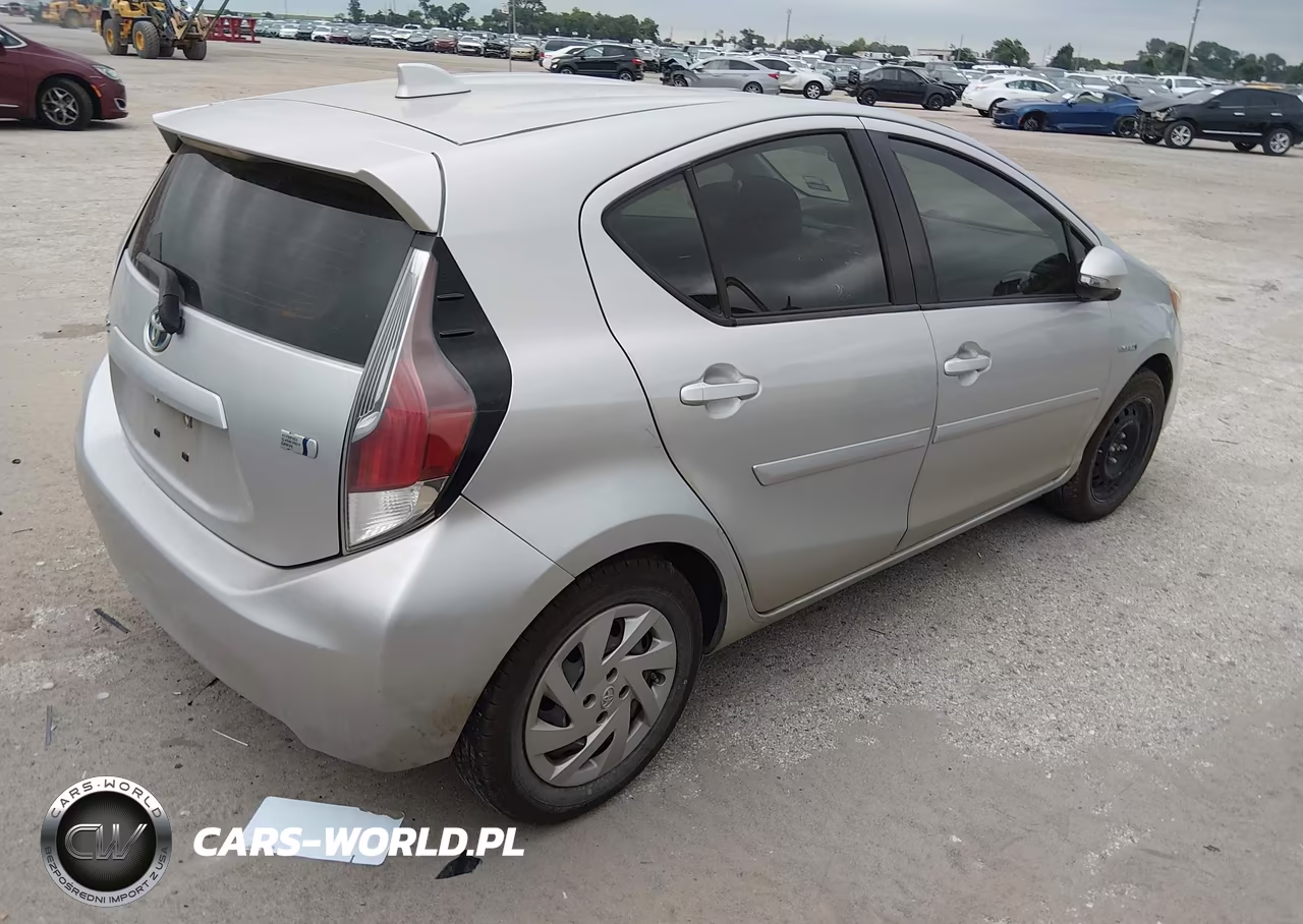 2015 Toyota Prius C Three VIN:JTDKDTB3XF1581080 - 4
