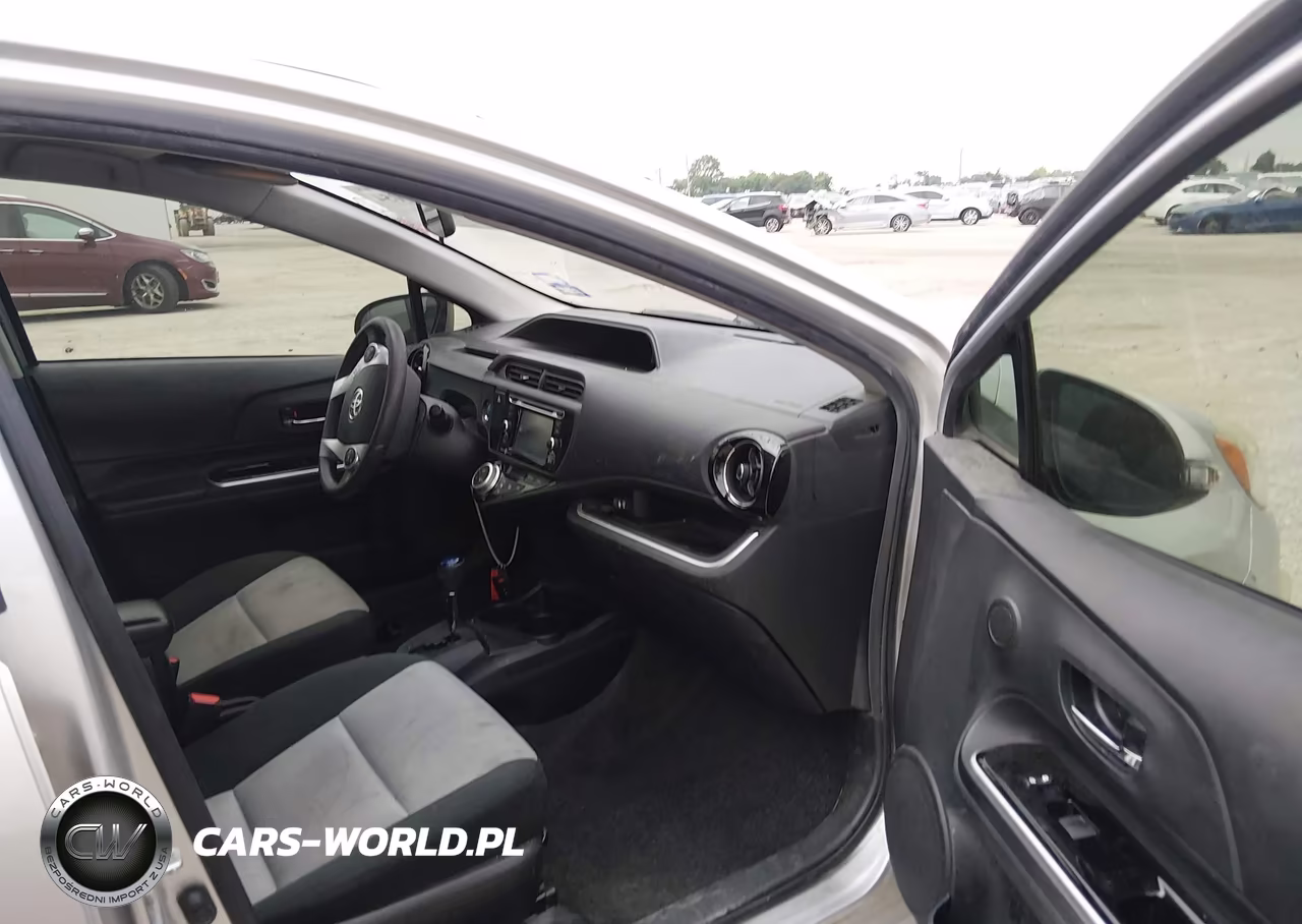 2015 Toyota Prius C Three VIN:JTDKDTB3XF1581080 - 5