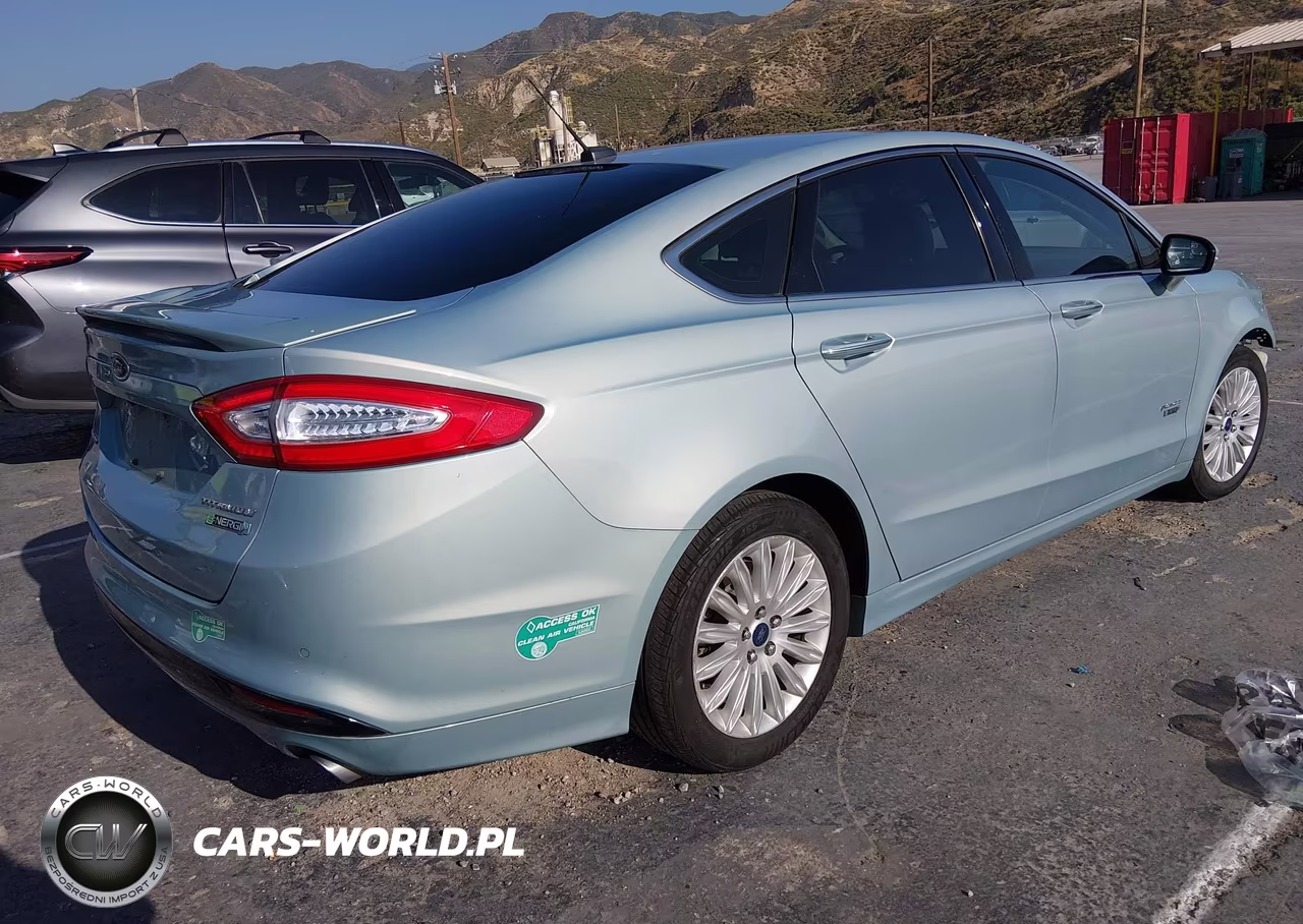 2014 Ford Fusion Energi Titanium VIN:3FA6P0SU0ER330319 - 4