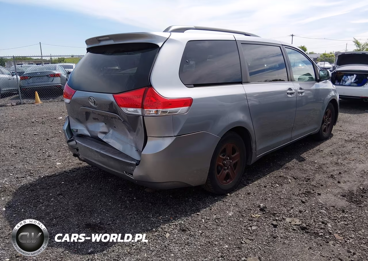 2013 Toyota Sienna Xle V6 8 Passenger VIN:5TDYK3DC8DS359425 - 4