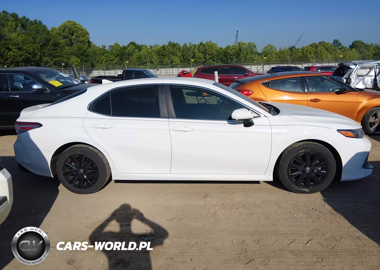 2020 Toyota Camry Le VIN:4T1C11AK8LU947084 - 13