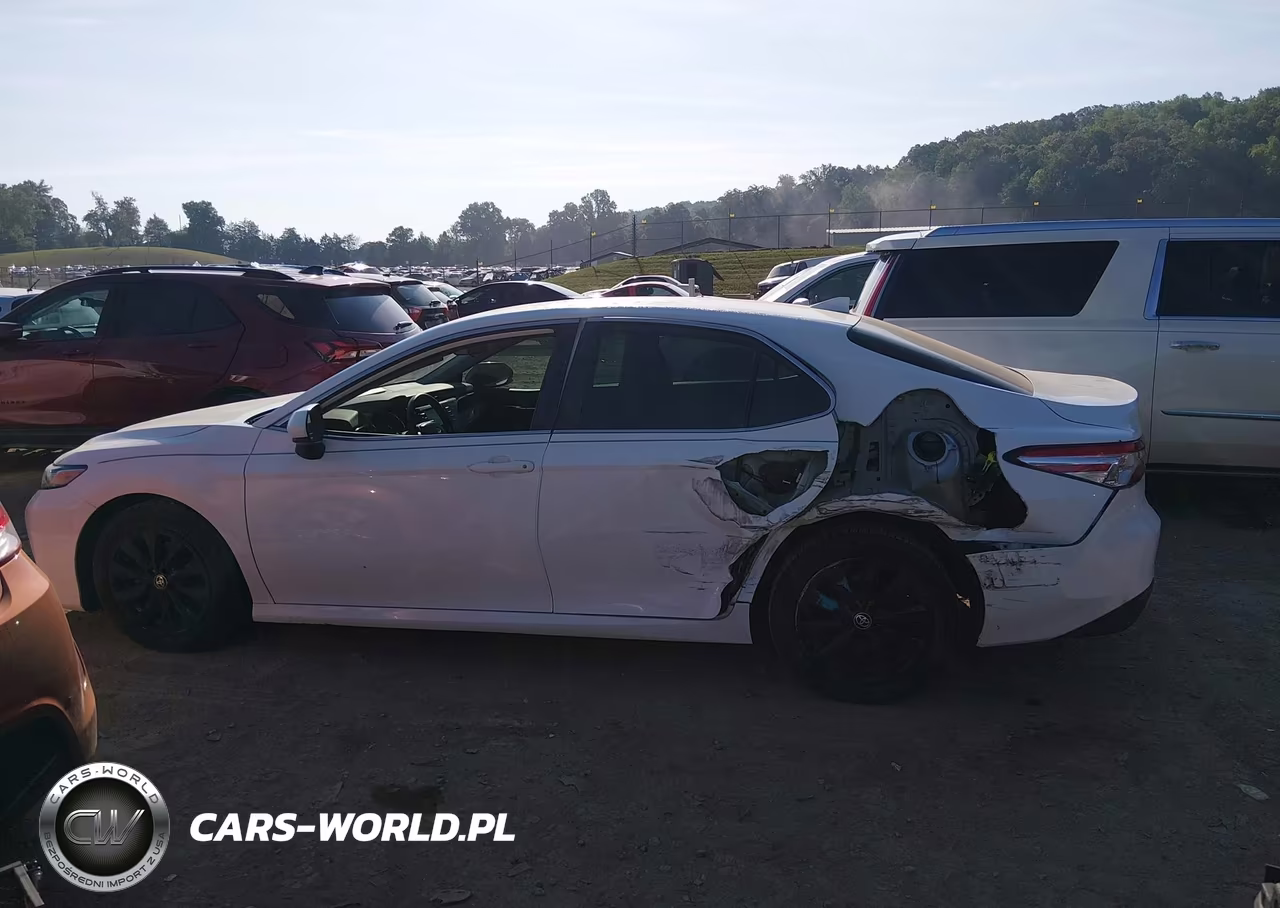 2020 Toyota Camry Le VIN:4T1C11AK8LU947084 - 14