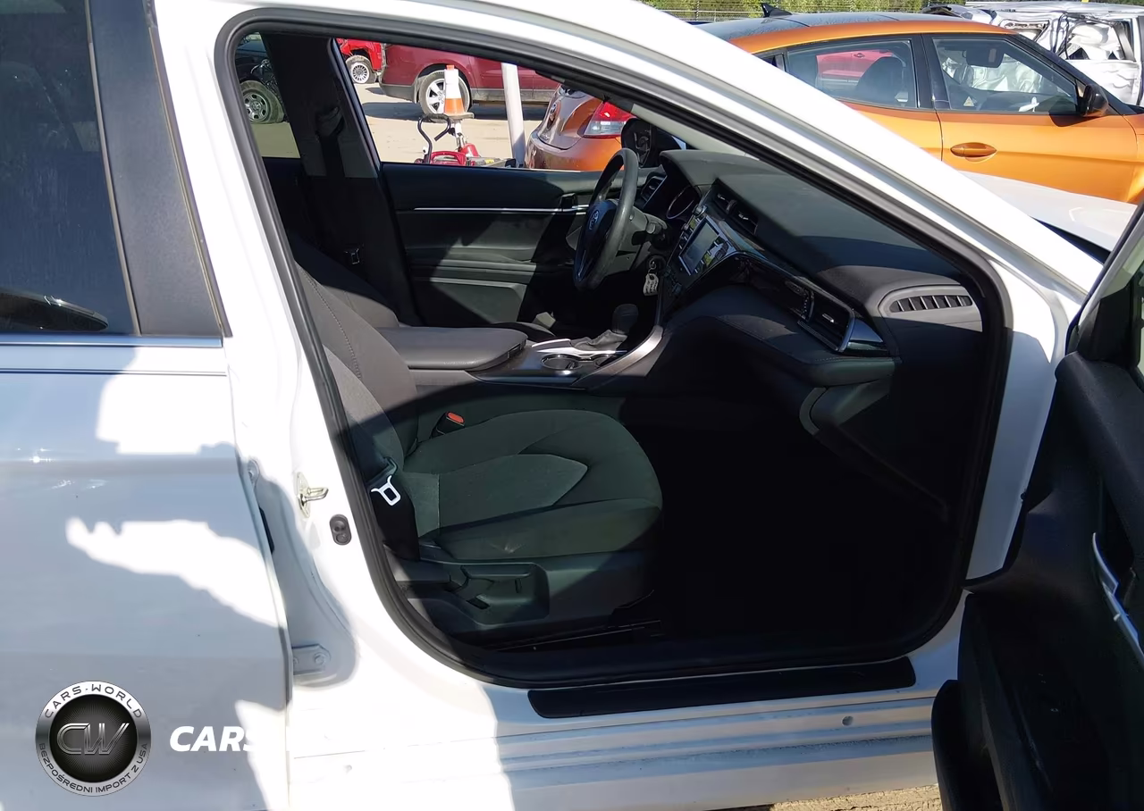 2020 Toyota Camry Le VIN:4T1C11AK8LU947084 - 5