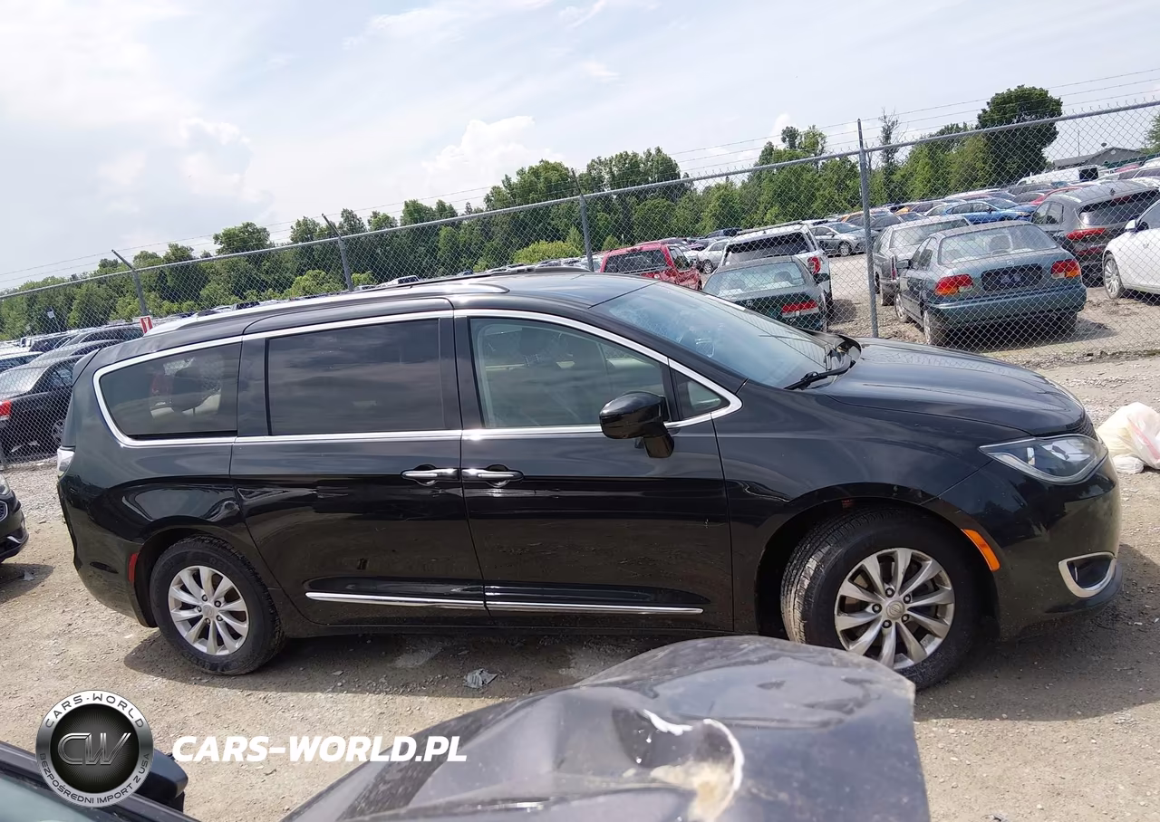 2018 Chrysler Pacifica Touring L VIN:2C4RC1BG9JR170945 - 14