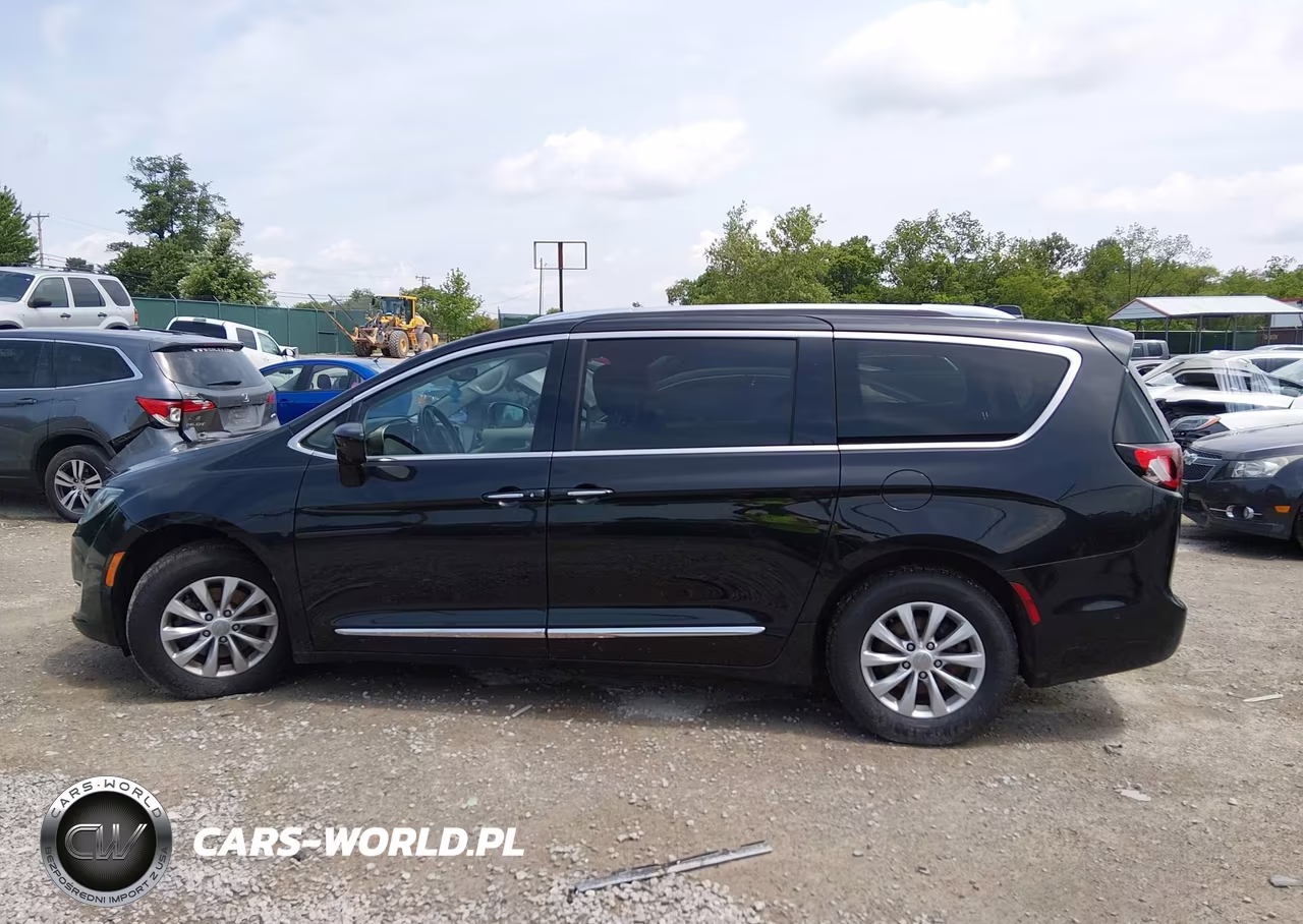 2018 Chrysler Pacifica Touring L VIN:2C4RC1BG9JR170945 - 15